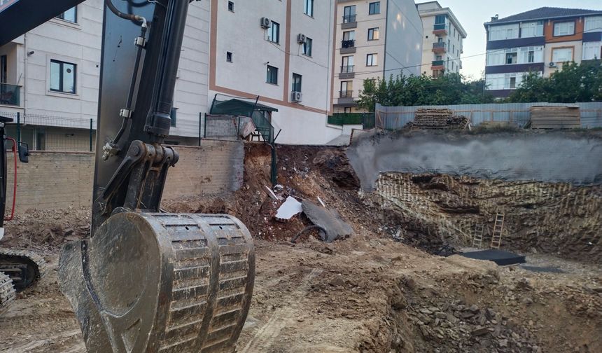 İstinat duvarı yıkılan inşaatın yanındaki 5 katlı bina boşaltıldı