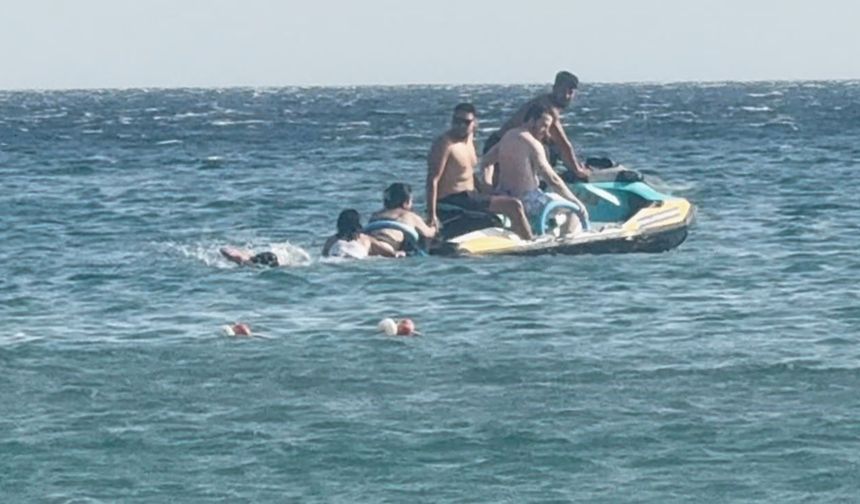 Denizde boğulma tehlikesi atlatan kadının korku dolu anları kamerada