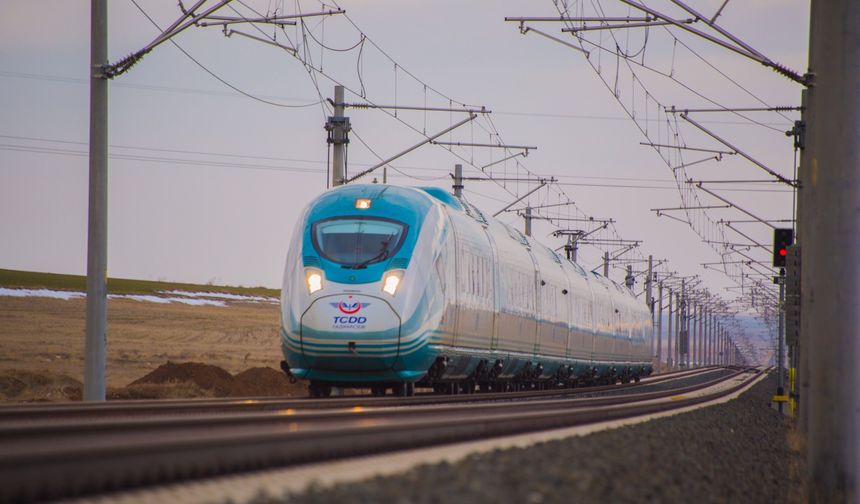 "Demiryolu ağımızı 10 bin 948 kilometreden 13 bin 919 kilometreye ulaştırdık"