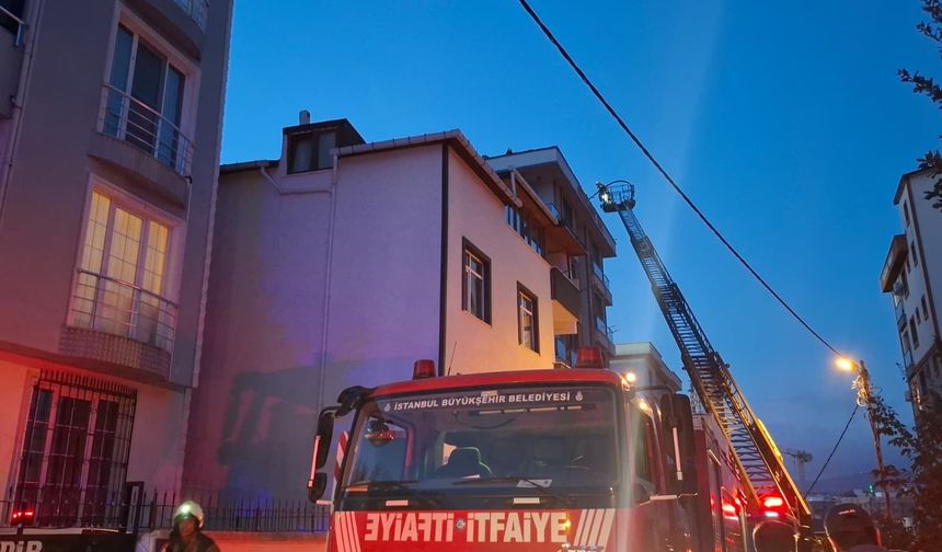 5 katlı binanın çatısında çıkan yangın paniğe neden oldu