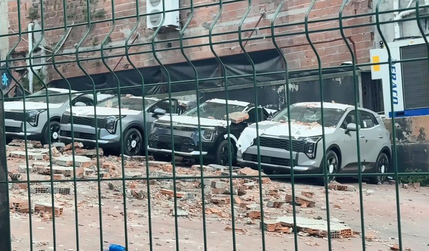 Kağıthane'de duvar çöktü: 12 sıfır kilometre araç hasar gördü