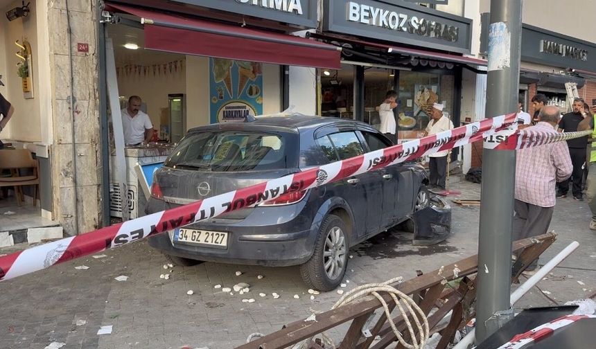 Kontrolden çıkan otomobil yayalara ve dükkana çarptı: 6 yaralı