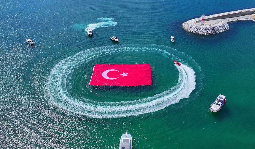 Büyükçekmece’de denizde 660 metrekarelik Türk bayrağı açıldı