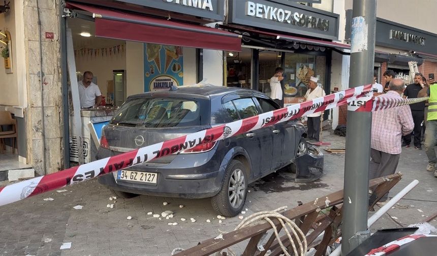 Beykoz’da faciadan dönüldü: Otomobil yayaların arasına daldı