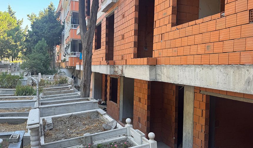 Avcılar’da şaşırtan görüntü: Yeni binalar mezarlıkla adeta iç içe