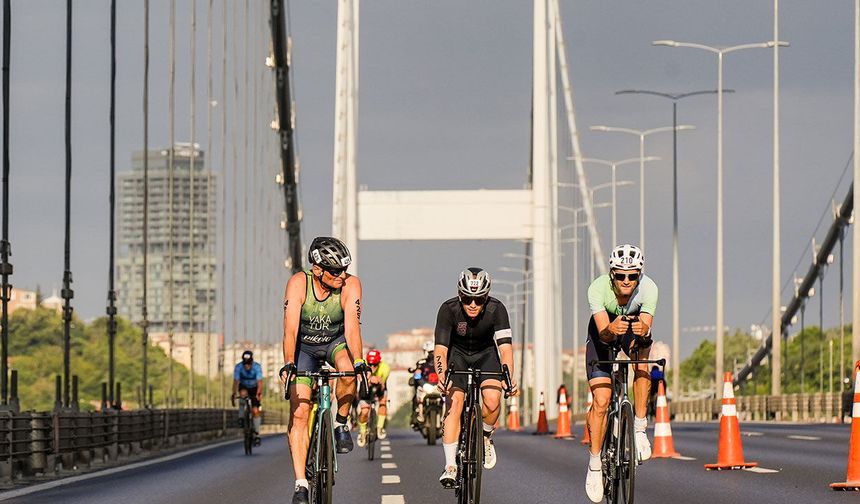 İstanbul Boğazı’nda nefes kesen mücadele: Triatlonun şampiyonları belli oldu