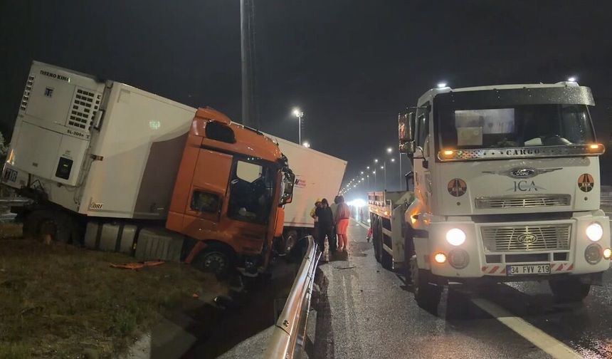 Yağış nedeniyle kayganlaşan yolda TIR bariyere çarptı