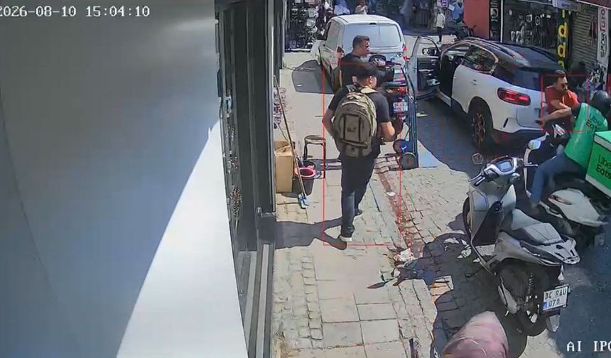Eminönü’nde trafikte kavga kamerada: Motokuryeye yumruk attı