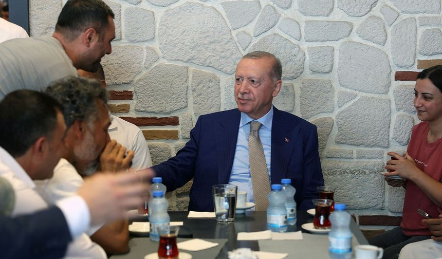 Cumhurbaşkanı Erdoğan, Üsküdar'da esnafı ziyaret etti