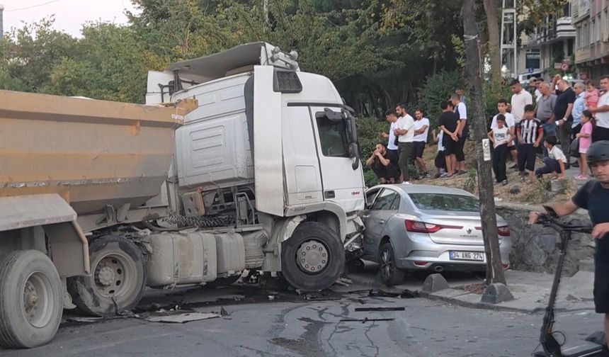 Freni boşalan hafriyat kamyonu 7 araca çarptı