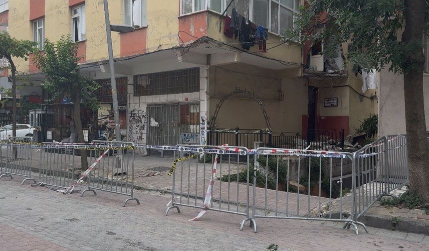 Güngören’de 5 katlı binanın balkonu yıkıldı