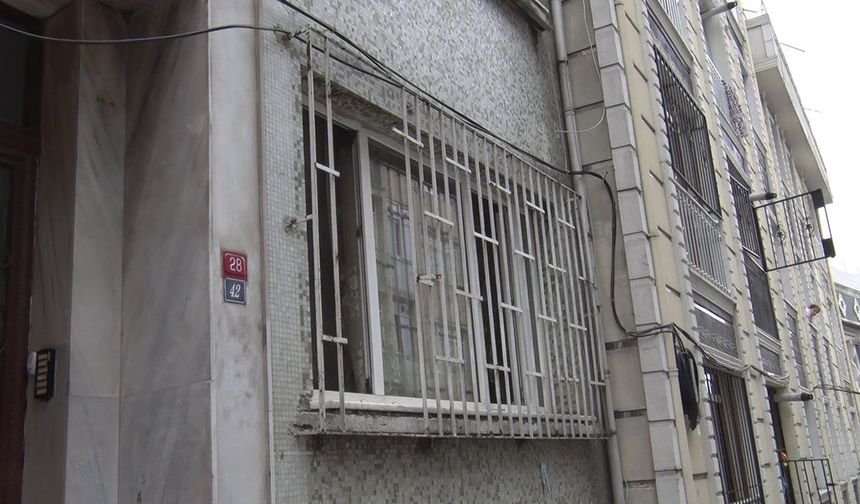 Beyoğlu’nda kötü koku ihbarı: Kokunun geldiği evden ceset çıktı