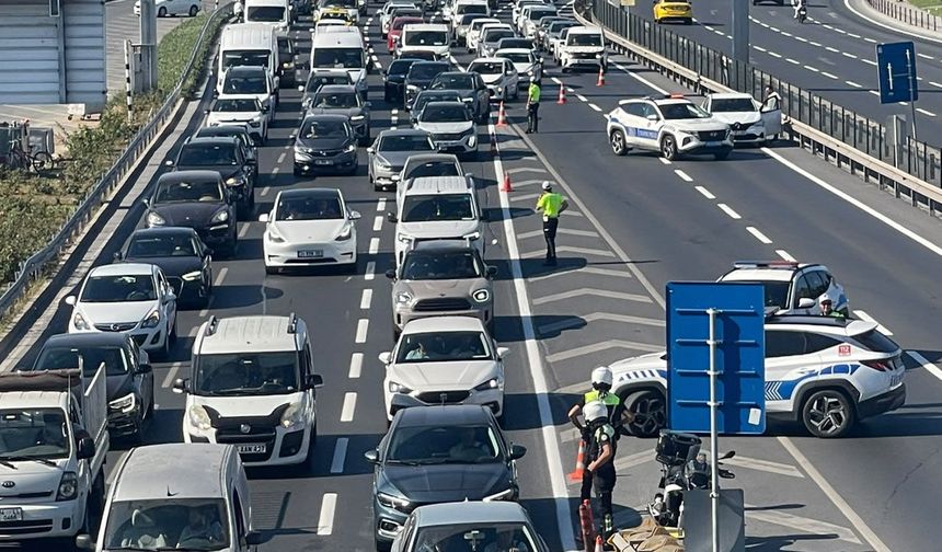 Kennedy Caddesi’nde araç yangını: Yol trafiğe kapatıldı