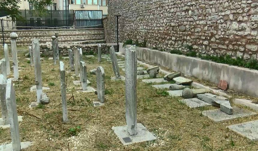 Haydarhane Camii Haziresi'nde tarihi mezar taşlarına saldırı