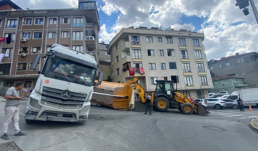 Kağıthane’de hafriyat kamyonunun damperi park halindeki aracın üzerine devrildi