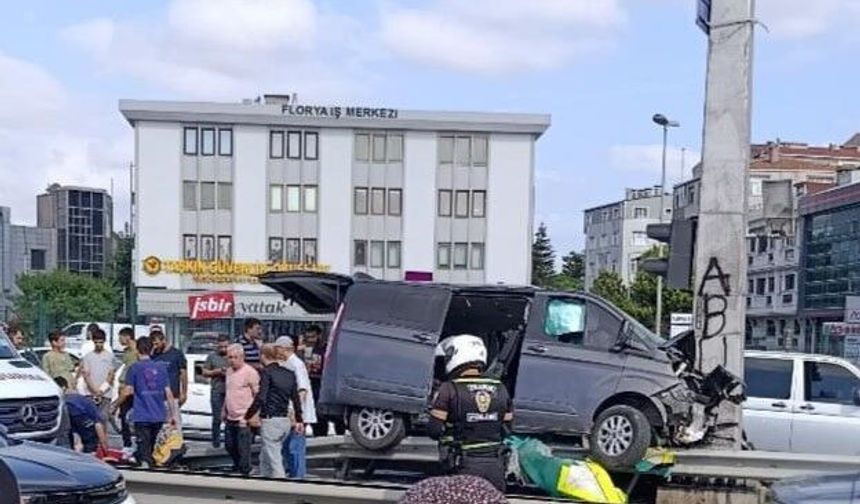 Hafif ticari araç direğe çarptı; 13 çocuk yaralandı