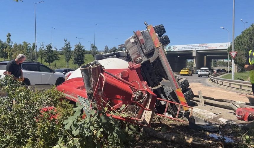 Çekmeköy’de virajı alamayan beton mikseri devrildi