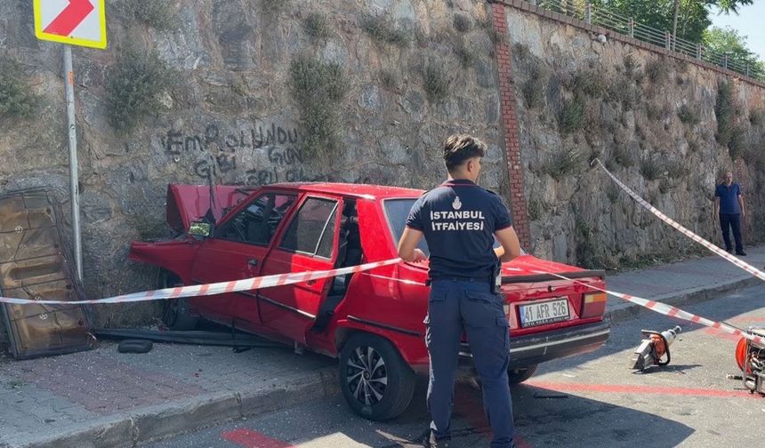 Ataşehir’de otomobil istinat duvarına çarptı