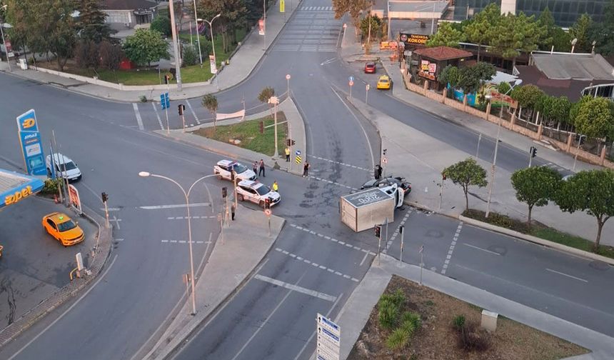 Kırmızı ışıkta geçen otomobil kamyona çarptı