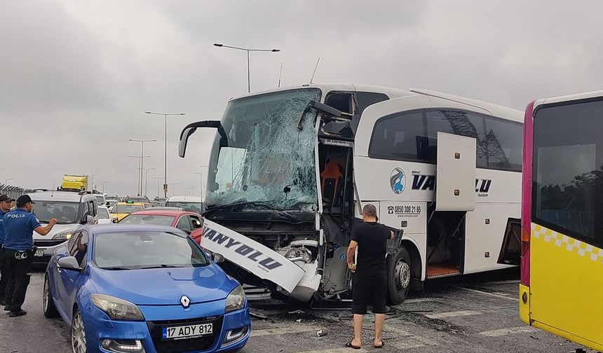 Arnavutköy'de yolcu otobüsü İETT otobüsüne çarptı
