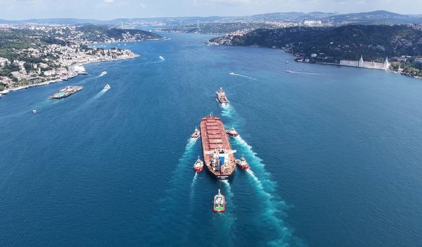 Liberya bayraklı kuru yük gemisi İstanbul Boğazı'ndan geçti; trafik yeniden açıldı