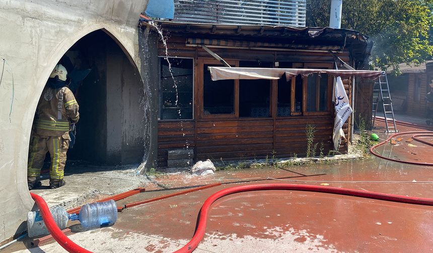Bakırköy'de tadilattaki kafeden alevler yükseldi