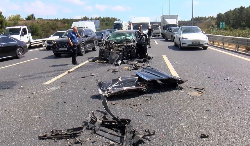 Beykoz’da feci kaza! Otomobil kamyonete hızla çarptı: 2 yaralı