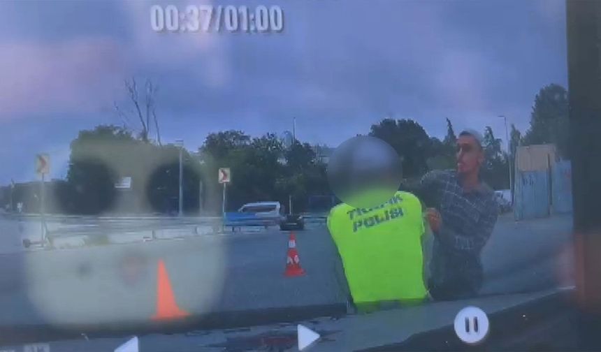 Fatih'te polise bıçakla saldırı kamerada