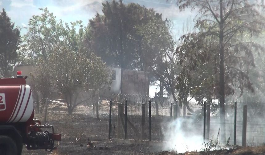Silivri’de otluk alanda çıkan yangın çiftlik evleri ve fabrikaya sıçradı;