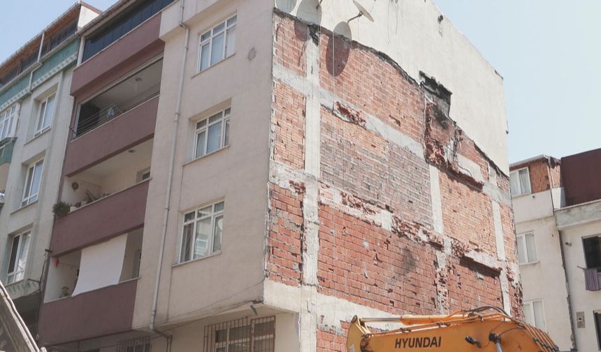 Sultangazi’de temel kazısı sırasında 2 bina tahliye edildi