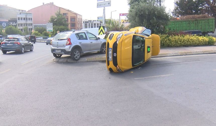 Güngören'de taksi ile otomobil çarpıştı: 2 yaralı