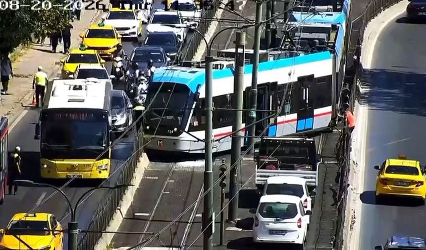 Beyoğlu'nda tramvay raydan çıktı
