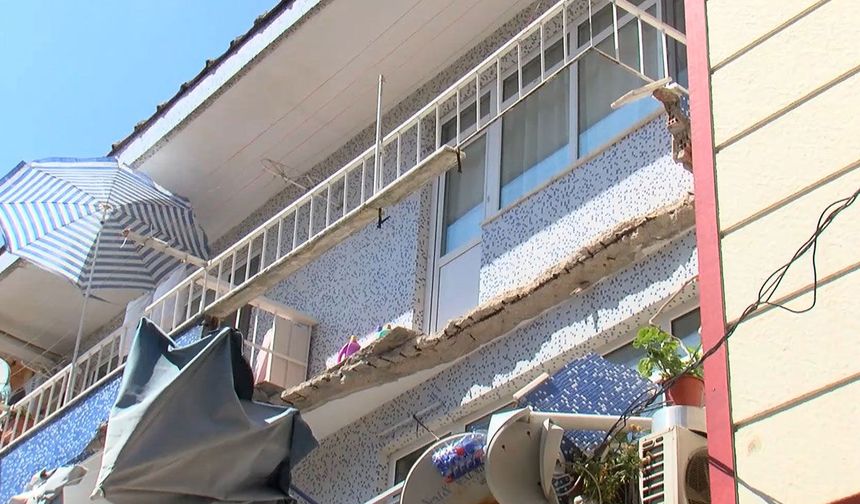 Ümraniye'de 2 katlı binadaki dairenin balkonu çöktü