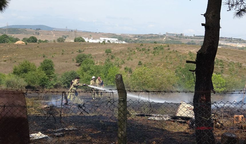 Tuzla’da otluk alanda çıkan yangın gecekonduyu küle çevirdi