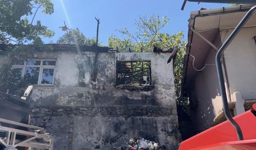 Pendik'te metruk ev yangını yan binaya sıçradı