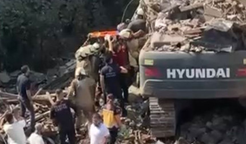 Yıkım sırasında bina çöktü: İş makinesi operatörü göçük altında kaldı