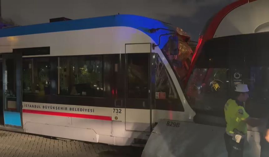 Zeytinburnu'nda 2 tramvay kafa kafaya çarpıştı
