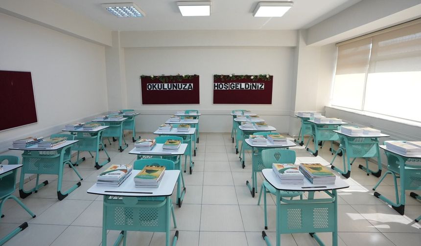 Ders kitapları sıralardaki yerini almaya başladı
