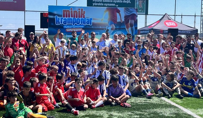 Ümraniye'de minik kramponlar, Zafer Kupası için ter döktü