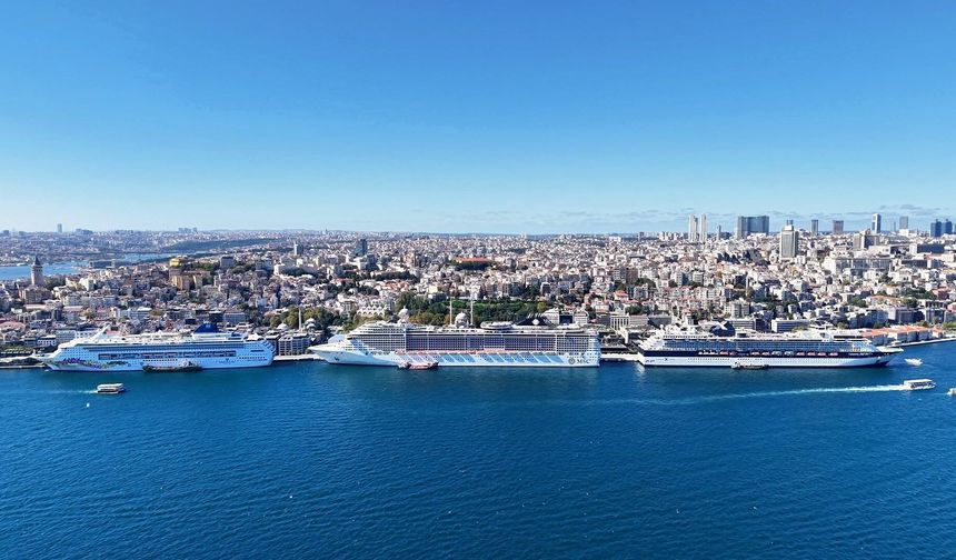 İstanbul'un siluetine 3 kruvaziyer gemisi eşlik etti