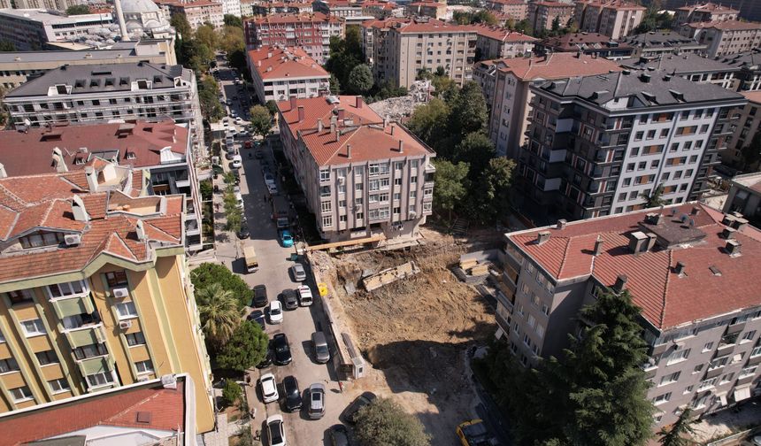 Bahçelievler'de 5 katlı binanın istinat duvarı çöktü