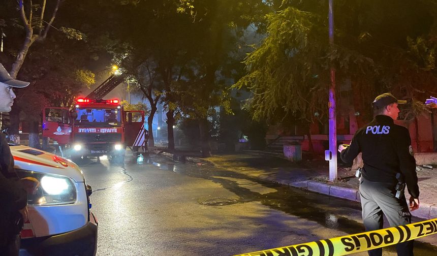 Bakırköy’de 4 katlı metruk binanın çatısı alevlere teslim oldu