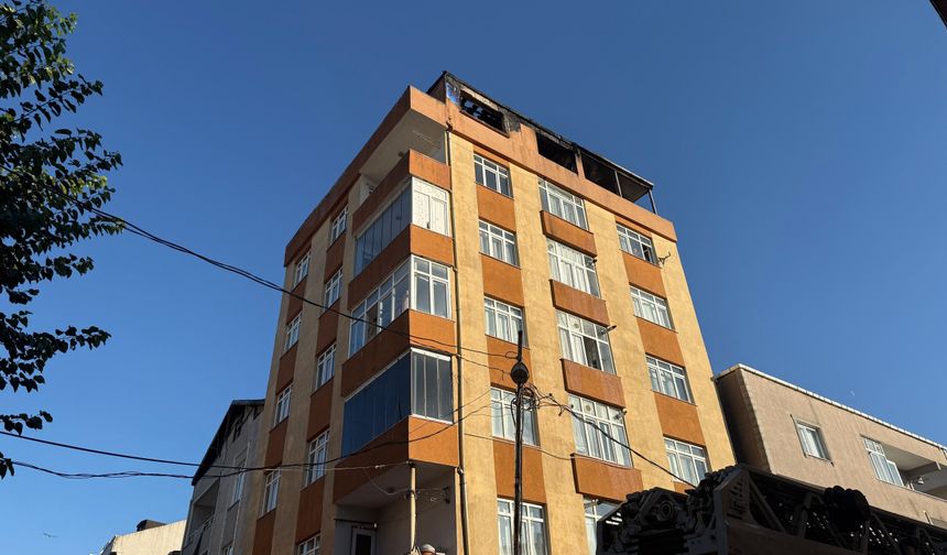 Küçükçekmece’de çatı katında yangın: Ev kullanılamaz hale geldi