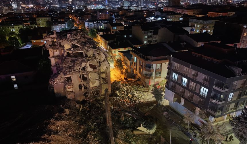 Küçükçekmece’de yıkım çalışmasında çöken binada arama çalışmaları sona erdi