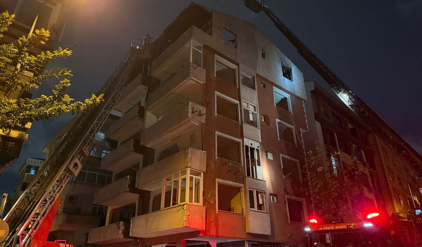Güngören’de metruk binanın çatı katı alev alev yandı