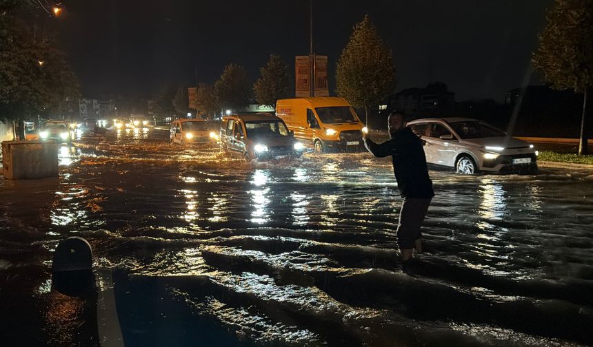 Sakarya’da sağanak hayatı felç etti: Otomobil suya gömüldü, evleri su bastı