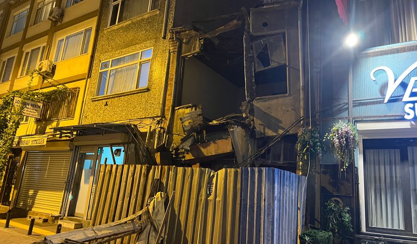 Bakırköy'de metruk binanın 2'nci katı çöktü