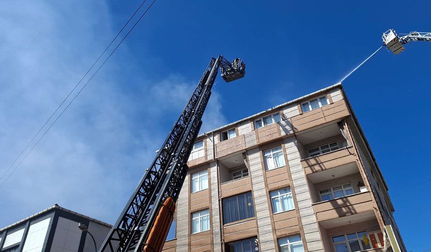Ataşehir'de 5 katlı binanın çatı katında yangın