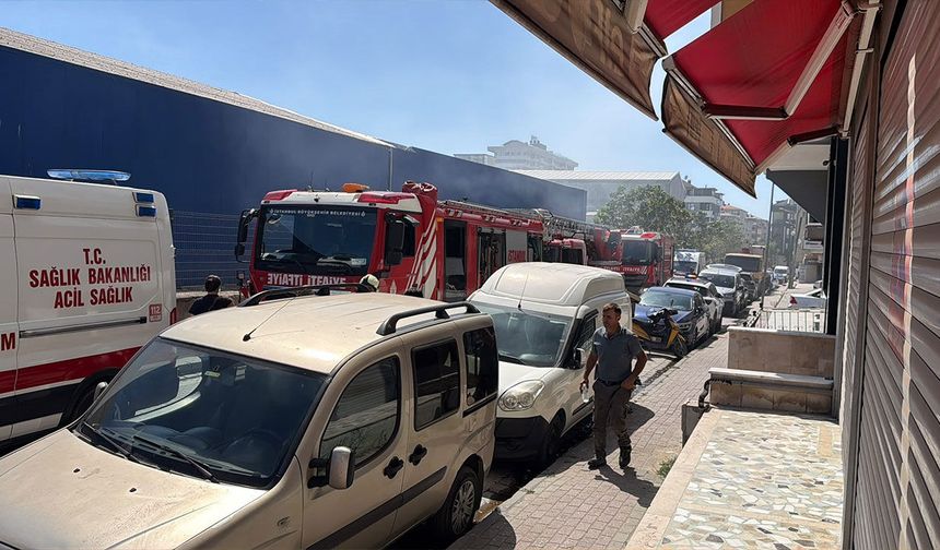 Avcılar'da tadilat sırasında çıkan yangın çatıyı sardı