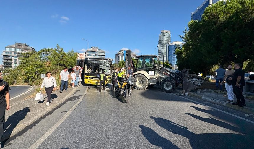 Beşiktaş'ta İETT otobüsü iş makinesine çarptı